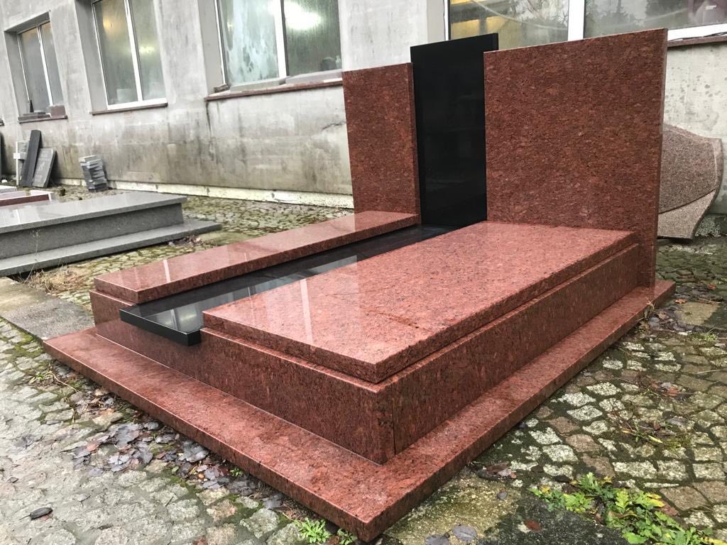 Design: Vanga with elements of the Black Swede style—a double family tomb