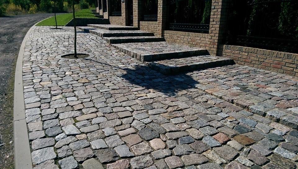 Construction: Pavement made of cobblestones
