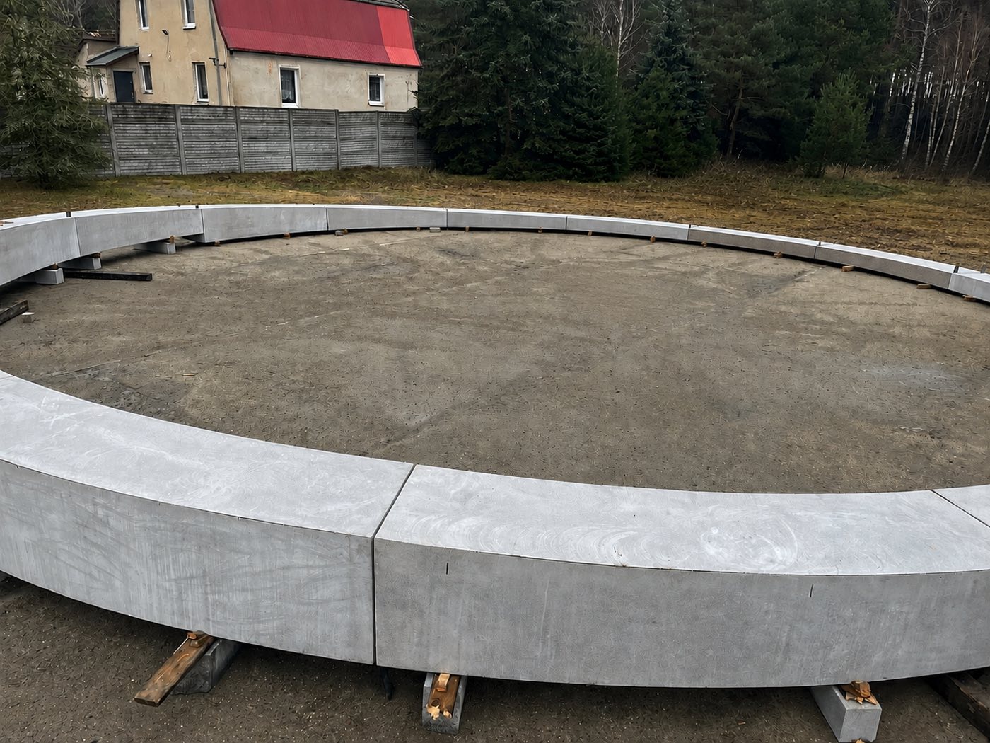 Precyzyjne spasowanie elementów profilowanej fontanny przed dalszą obróbką